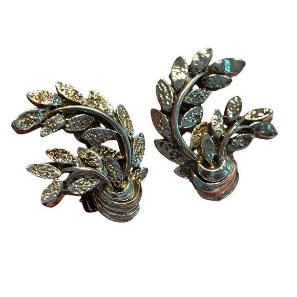 Vintage Vogue clip on earrings textured dimensional silvertone mid century - Picture 1 of 6